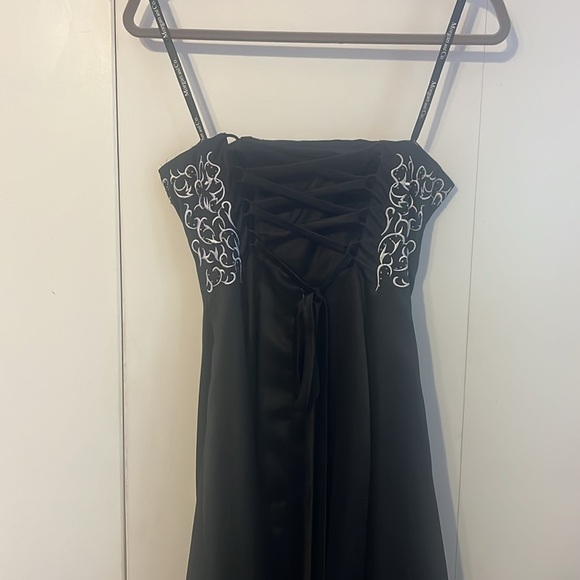 Satin formal gown - Picture 4 of 6